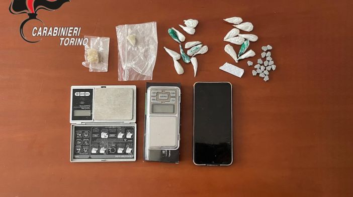 Carmagnola, spacciava droga nascondendola in un pacchetto di chewing gum: arrestato