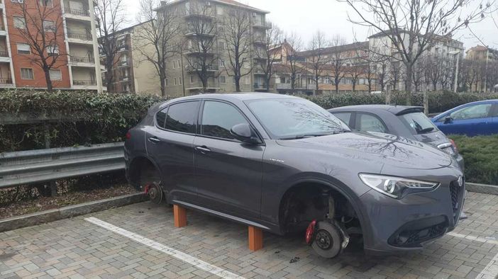 Auto finita nel mirino dei ladri Auto finita nel mirino dei ladri