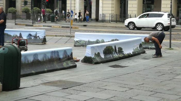 Via i jersey da Piazza Castello: le barriere antiterrorismo sostituite da fioriere Via i jersey da Piazza Castello: le barriere antiterrorismo sostituite da fioriere