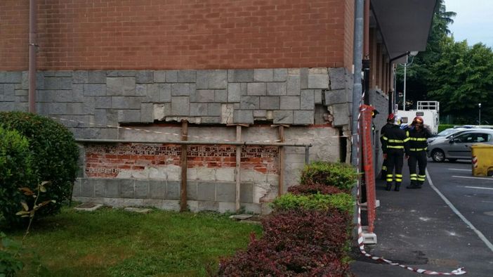 Torino, crolla la facciata di una palazzina a San Salvario: nessun ferito
