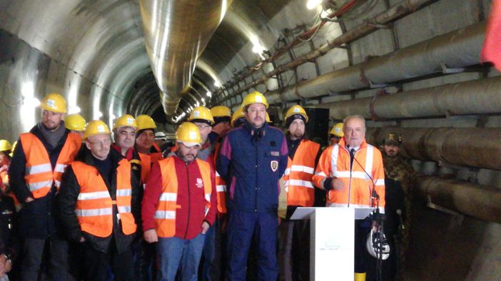 Salvini: "Il Tav si farà". Chiamparino replica: "Mente, martedì in Consiglio la richiesta di referendum sulla Torino-Lione" Salvini: "Il Tav si farà". Chiamparino replica: "Mente, martedì in Consiglio la richiesta di referendum sulla Torino-Lione"