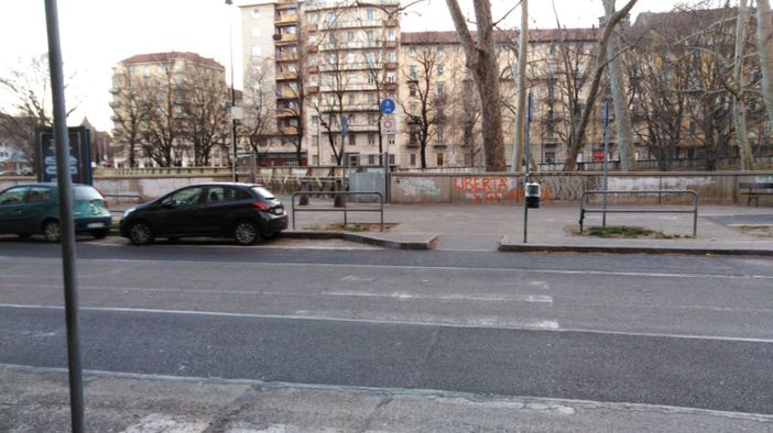 Strisce pedonali “invisibili” ad Aurora. E i pedoni rischiano (FOTO)