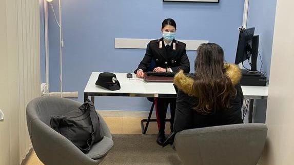 Afferra alla gola la moglie durante un litigio: arrestato quarantenne a Chieri