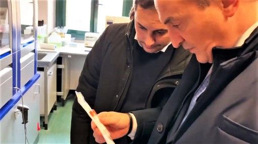 A Cuneo uno dei tre nuovi laboratori per analizzare i tamponi del Coronavirus: così la Regione raddoppia la capacità dei test giornalieri e Amedeo di Savoia e Molinette "respirano" A Cuneo uno dei tre nuovi laboratori per analizzare i tamponi del Coronavirus: così la Regione raddoppia la capacità dei test giornalieri e Amedeo di Savoia e Molinette "respirano"