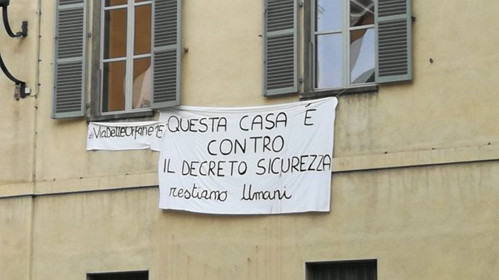 Decreto sicurezza, a Torino un lenzuolo per dire no in via delle Orfane 15 Decreto sicurezza, a Torino un lenzuolo per dire no in via delle Orfane 15