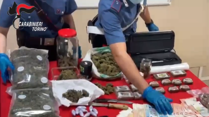 carabinieri con droga e denaro sul tavolo posti sotto sequestro