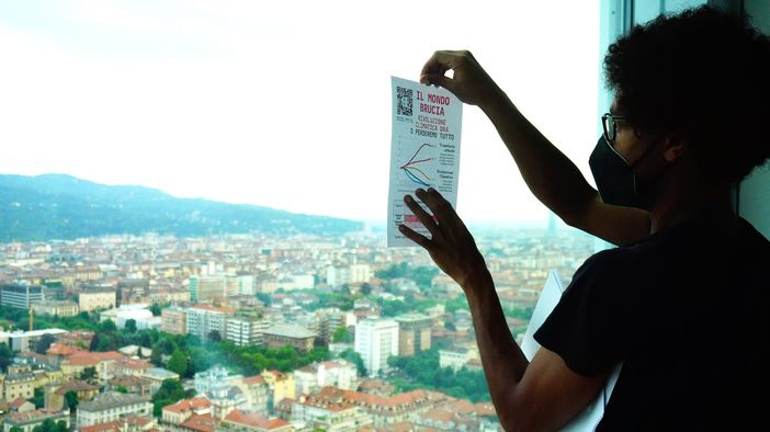 Extinction Rebellion: Intesa San Paolo chiede di portare a processo l'attivista che aveva lasciato i volantini all'interno del Grattacielo