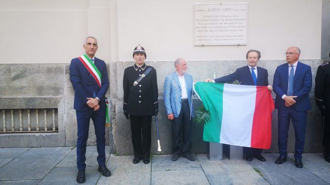 La targa scoperta in omaggio ad Alberto Gentili - foto di CittAgorà