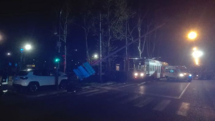 Si schianta contro il palo della luce e lo abbatte: bloccati i tram in corso IV Novembre