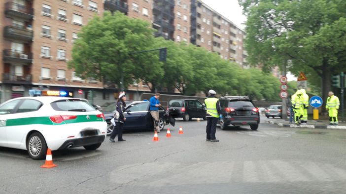 Incidente tra due auto: traffico in tilt all'ingresso del sottopasso del Lingotto