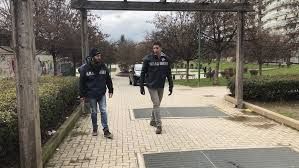 Hanno un rapporto sessuale ai giardinetti, un vicino li filma e diffonde il video: identificati e denunciati dalla polizia