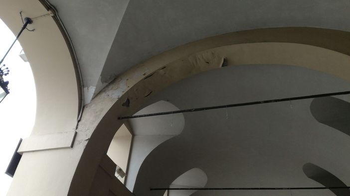 Portici off limits in piazza Castello: cadono i calcinacci