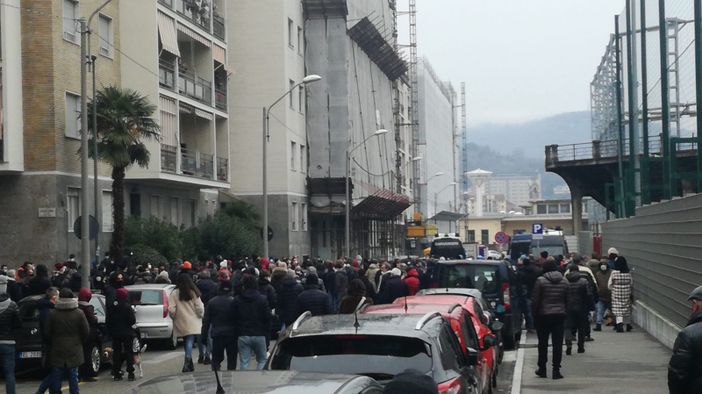 Cori, petardi e fuochi d'artificio: la protesta del tifo granata &quot;assedia&quot; i giocatori al Filadelfia [VIDEO]