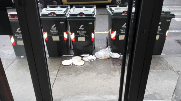 Rifiuti abbandonati in piazza Nizza 79 Rifiuti abbandonati in piazza Nizza 79