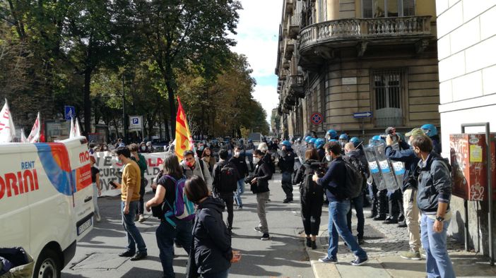 La protesta della scuola scende in strada: "Azzolina si dimetta". Il corteo si muove
