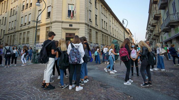studenti fuori da una scuola di Torino studenti fuori da una scuola di Torino