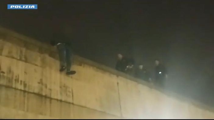 Sale a cavalcioni sul sottopasso Donat Cattin e minaccia di gettarsi da un'altezza di 10 metri: paura tra i presenti Sale a cavalcioni sul sottopasso Donat Cattin e minaccia di gettarsi da un'altezza di 10 metri: paura tra i presenti