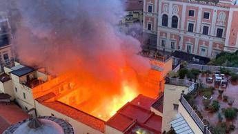 Incendio all'alba di oggi a Napoli, in fiamme il Teatro Sannazaro - IL VIDEO DEL ROGO Incendio all'alba di oggi a Napoli, in fiamme il Teatro Sannazaro - IL VIDEO DEL ROGO
