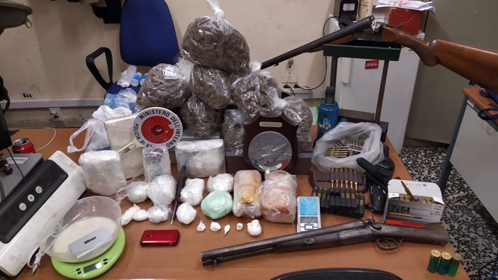 Armi e droga in una villetta: sequestrati 5 kg di cocaina, 2 di marijuana e una "Santa Barbara"
