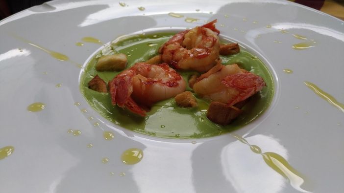 LA RICETTA - Vellutata di piselli con crostini di pane integrale aromatizzato alla salvia e gamberi sfumati al brandy