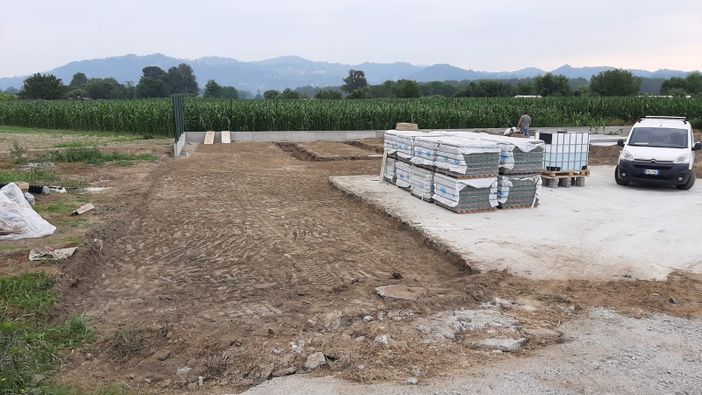 I lavori di realizzazione dell'area giochi ai Mezzi Po