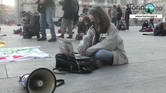 I ragazzi costretti in Dad protestano simbolicamente seguendo le lezioni all'aperto in piazza Castello