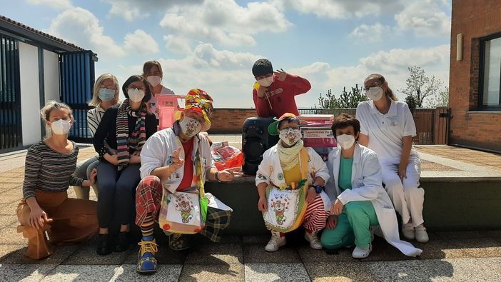 I volontari dei "Nasi per Caso" donano un macchinario per la riabilitazione alla Neuropsichiatria Infantile di Ivrea I volontari dei "Nasi per Caso" donano un macchinario per la riabilitazione alla Neuropsichiatria Infantile di Ivrea