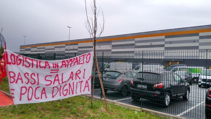 Brandizzo, sciopero per gli addetti alla sicurezza di Amazon (FOTO) Brandizzo, sciopero per gli addetti alla sicurezza di Amazon (FOTO)