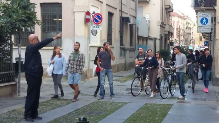 Persone in visita davanti al museo Mau