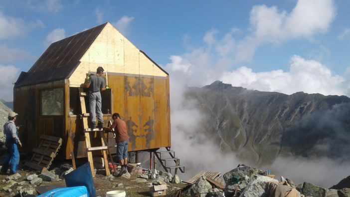 Lavori al bivacco Salvasera in Alta Val Pellice Lavori al bivacco Salvasera in Alta Val Pellice