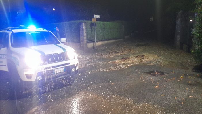 Strade chiuse, canali esondati, case allagate e senza luce: notte di emergenze a Luserna San Giovanni