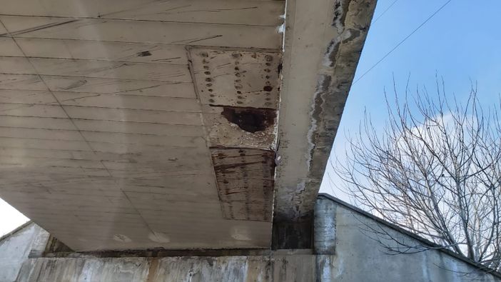 Pinerolo: un mezzo danneggia il cavalcavia e si dilegua nel nulla Pinerolo: un mezzo danneggia il cavalcavia e si dilegua nel nulla