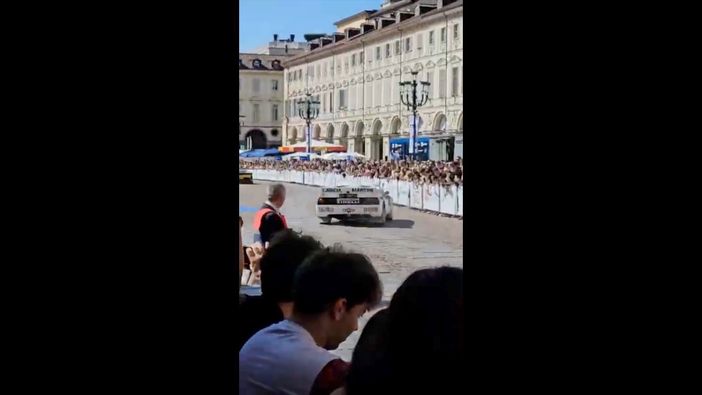 Un momento dell'incidente nel centro di Torino