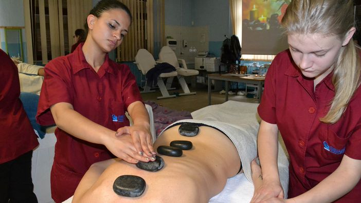 "Mi piace far stare bene le persone": corso di estetista a Ceva