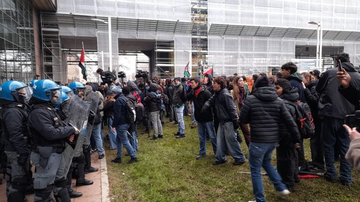 Pro Pal: corteo al via da Porta Susa, poi lancio di uova all'ufficio scolastico regionale. Proteste e tensioni davanti alle Ogr e al Poli [VIDEO]