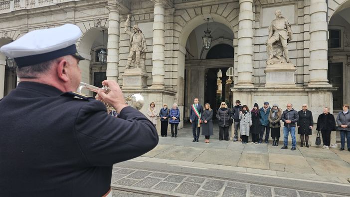 Un momento della commemorazione davanti a Palazzo Civico Un momento della commemorazione davanti a Palazzo Civico