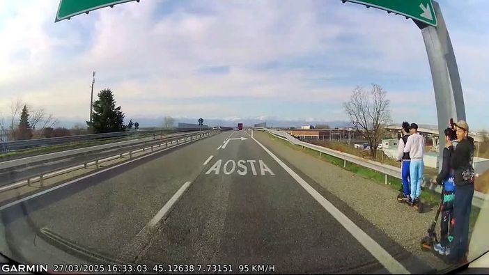 In monopattino in tangenziale nord: folle sfida di alcuni ragazzini In monopattino in tangenziale nord: folle sfida di alcuni ragazzini