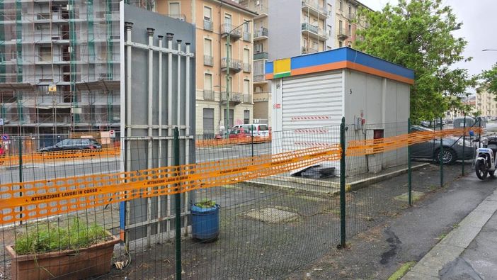 Continua a tenere banco il caso dei distributori abbandonati di corso Umbria