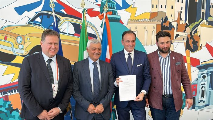 Il momento della firma al Grattacielo della Regione