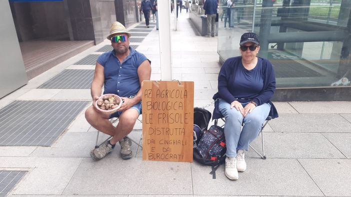 Agricoltori incatenati per protesta davanti a Città Metropolitana