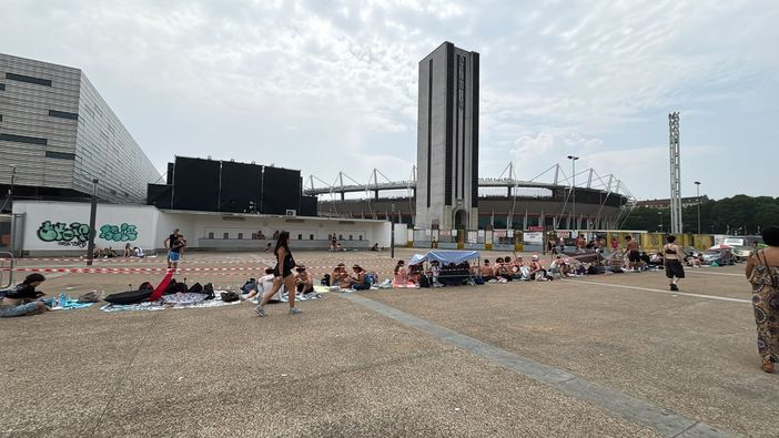 Già lunghe code per i fans in attesa del concerto di questa sera di Marracash