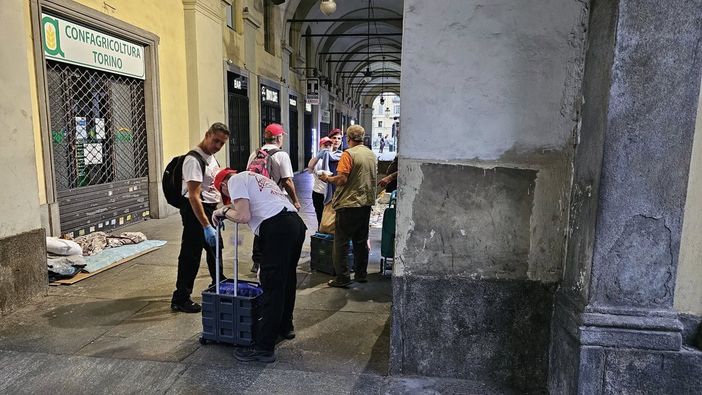 I Guardian Angels di Torino cercano aiuto: “Ci servono due carrelli per aiutare i senzatetto”