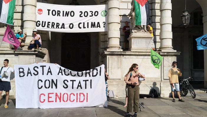 Blitz di Extinction in Comune con bandiere pro-Pal