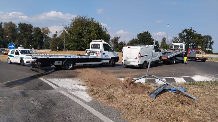 Il mezzo mentre viene rimosso