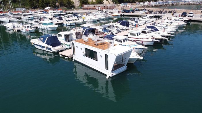 Arriva ad Andora la prima HOUSEBOAT della Liguria: un nuovo modo di vivere il mare firmato BlueBay Group SRL e Skorpion SRL Arriva ad Andora la prima HOUSEBOAT della Liguria: un nuovo modo di vivere il mare firmato BlueBay Group SRL e Skorpion SRL