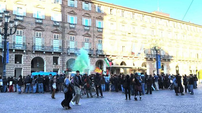 Scontri davanti all'Einstein, studenti in piazza a Torino Scontri davanti all'Einstein, studenti in piazza a Torino