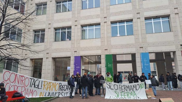 Emergenza precari: al Politecnico persi 335 posti in un anno, quasi dimezzati gli assegni di ricerca Emergenza precari: al Politecnico persi 335 posti in un anno, quasi dimezzati gli assegni di ricerca