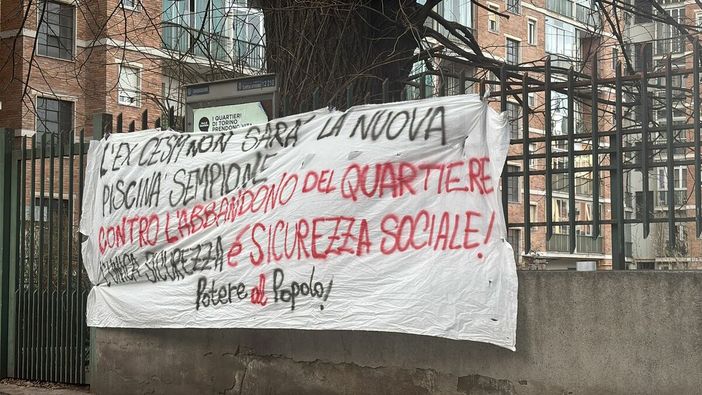 La protesta davanti all'ex Cesm