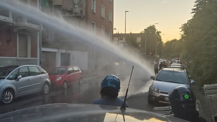 Il momento di maggior tensione in via Sempione Il momento di maggior tensione in via Sempione