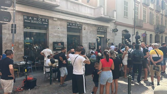 Tutti in coda per la nuova hamburgeria nel centro di Torino Tutti in coda per la nuova hamburgeria nel centro di Torino